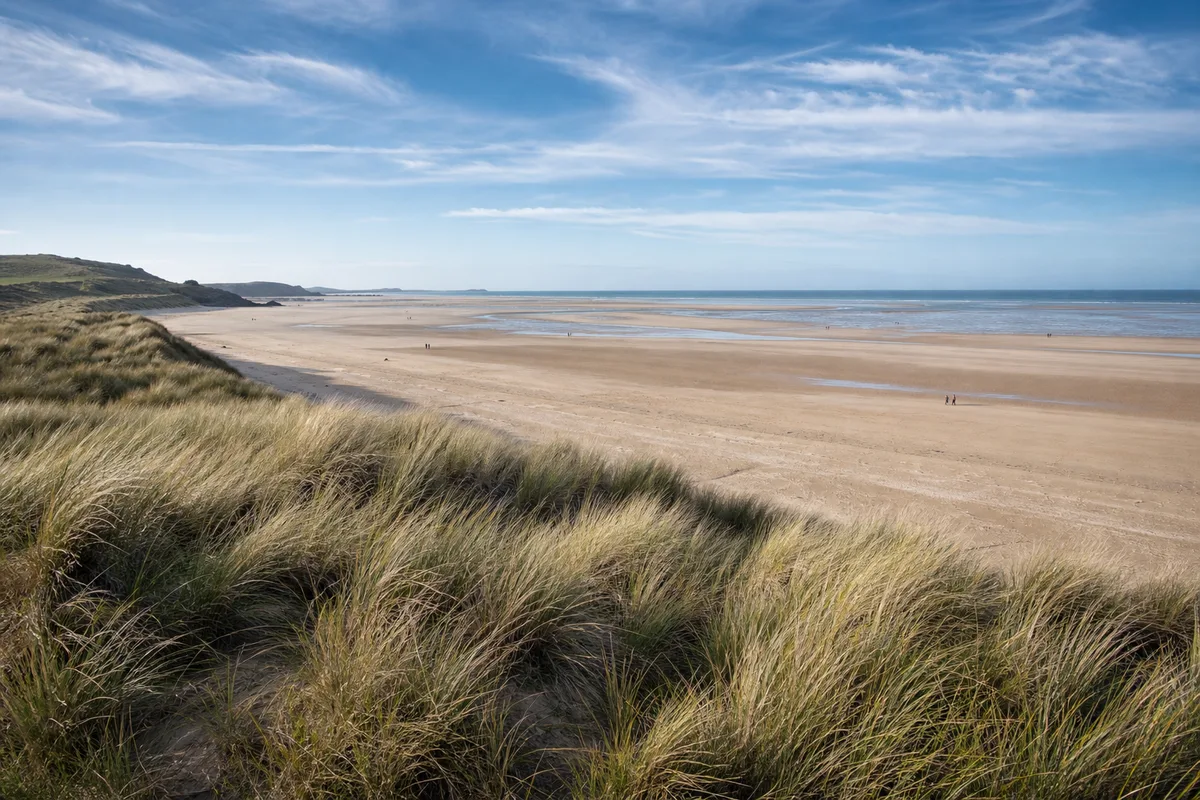 Grande plage de sable du fond de la baie de Douarnenez bordée de dunes