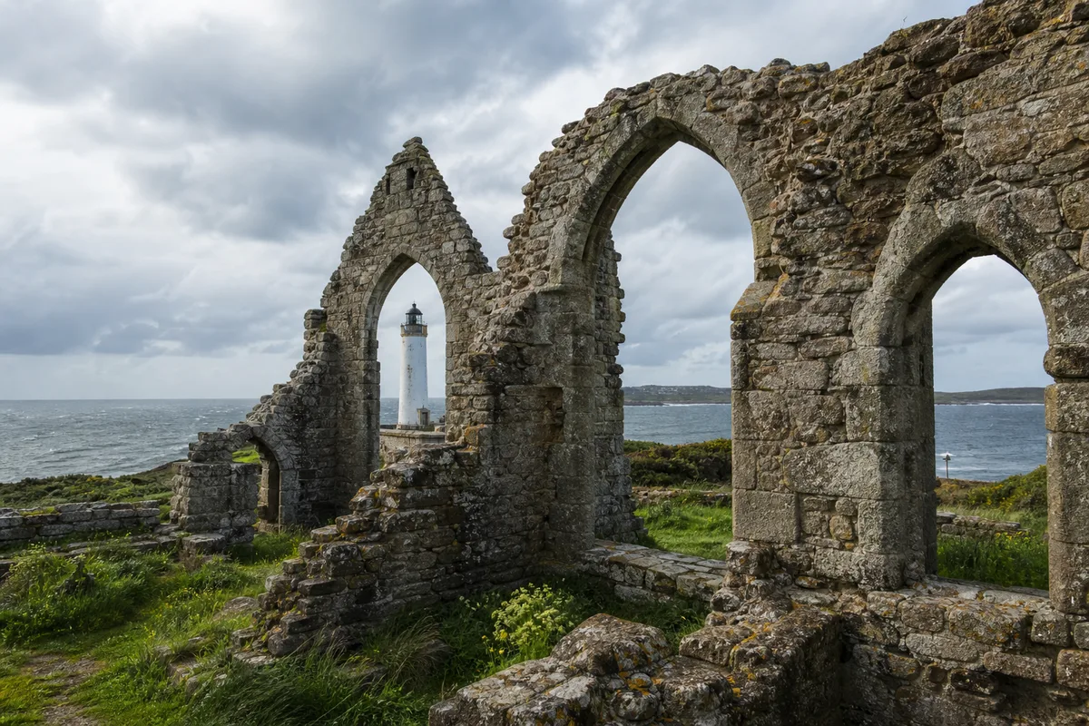Phare de Saint-Mathieu dressé parmi les ruines de l’abbaye, pointe du Finistère